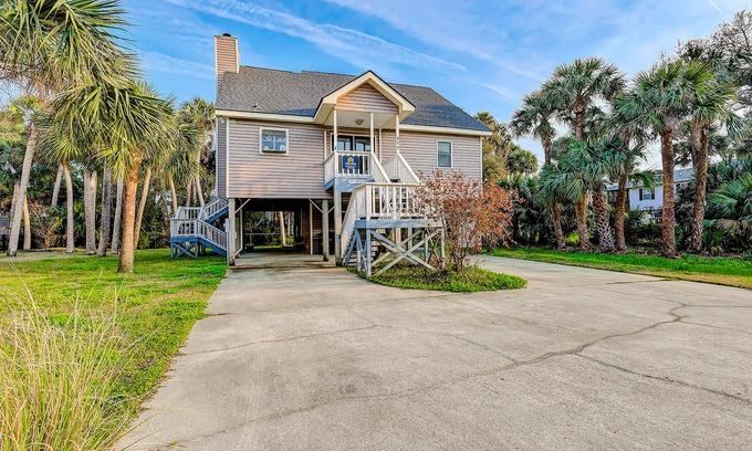 Edisto Island House | Newly Updated, Dog-Friendly Home w/Screened Porch & WiFi - Walk to the Beach