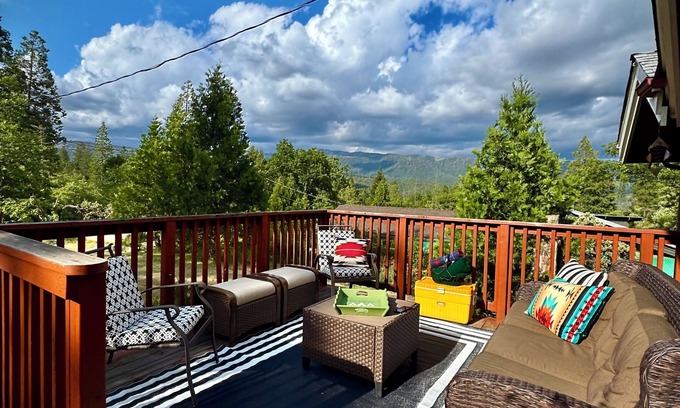 Oakhurst Cabin | Newly updated! Our cozy cabin at Bass Lake-Yosemite is awaiting your arrival!