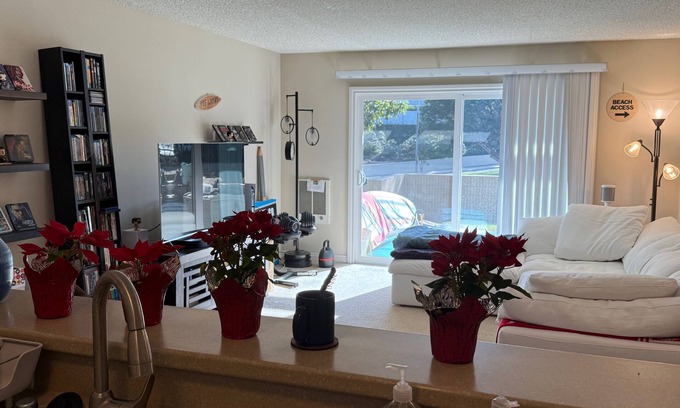 Newport Beach Apartment | Newport Beach - Entire Apartment - Queen Bed