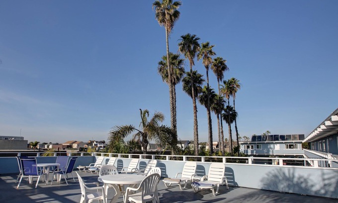 Newport Shores Hotel | Newport Channel Inn - Near Huntington State Beach