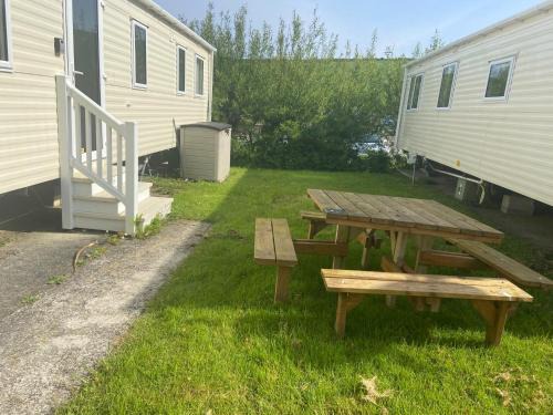 Newquay City Centre Ski Chalet | Newquay Bay - 3-Bed Caravan - Sleeps 6