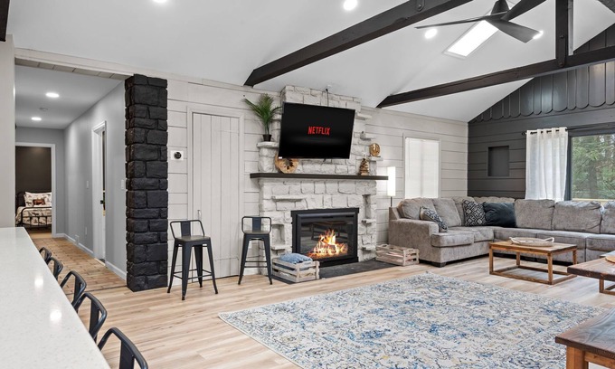 Lake Harmony House | NewReno, 8BR, 6BTH, Hot tub, Deck, Games, Pets