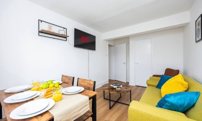 Docklands Apartment | Next to Excel O2 Stunning 3 bed with Free Parking