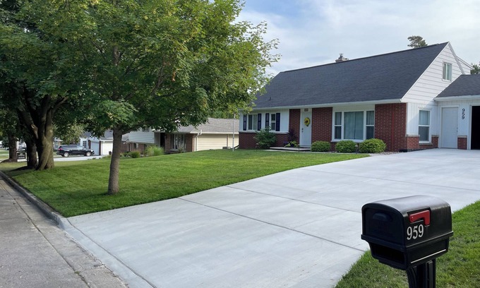 Ashwaubenon House | NFL Draft 2025: Cute Home w/3 Bedrooms, 2.5 Bathrooms, & Hot Tub By Lambeau