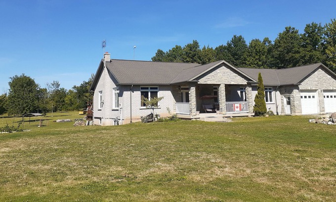 Niagara Falls House | Niagara Country Get Away is a big beautiful house in a country setting