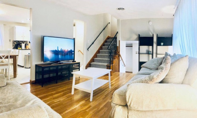 Niagara Falls House | ♥ Niagara Falls: Quiet Neighborhood ♥ A/C, Parking