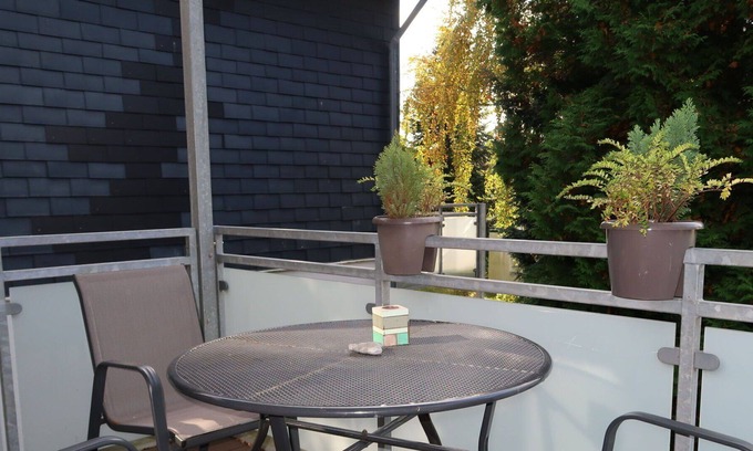 Warwerort House | Nice apartment in villa for 8 guests with WIFI, TV, balcony, pets allowed and parking