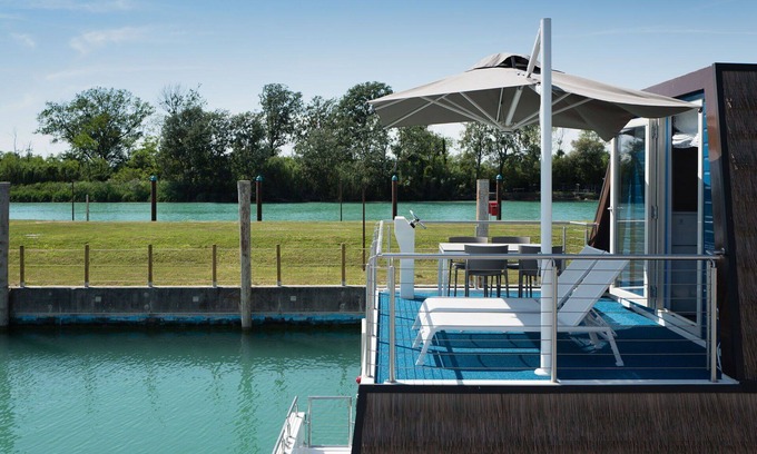 Lignano Sabbiadoro House | Nice apartment in villa for 6 people with WIFI, pool, A/C, TV, terrace and pets allowed