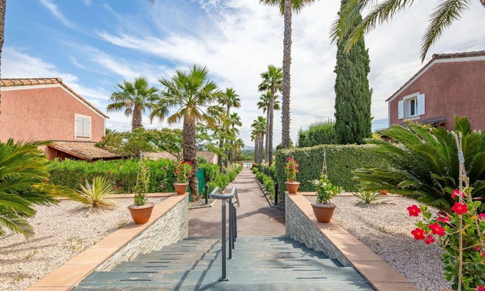 La Rouviere Apartment | Nice apartment for 4 people with WIFI, A/C, pool, TV, patio and parking