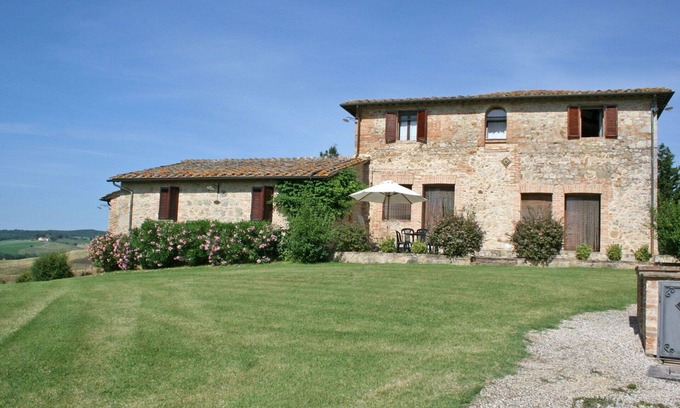 Monteroni d'Arbia Apartment | Nice apartment for 4 guests with WIFI, pool, patio and panoramic view, close to Siena