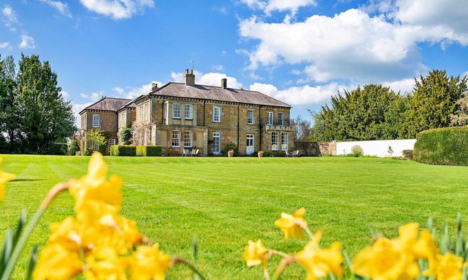 Thirsk Apartment | Nice apartment for 6 guests with hot tub, pool, WIFI and terrace