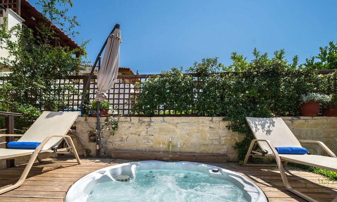 Panormos Apartment | Nice apartment for 4 people with A/C, hot tub, WIFI, TV and patio