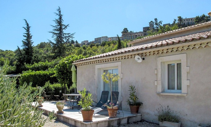 Menerbes House | Nice apartment in villa for 4 guests with WIFI, TV and terrace