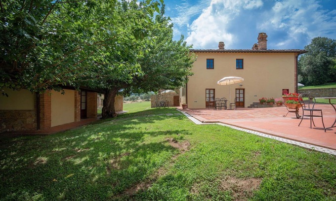 San Gimignano Villa | Nice apartment in villa for 4 guests with pool, A/C, WIFI and TV