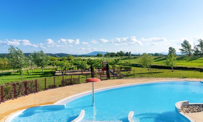 Homps House | Nice apartment in villa for 4 guests with pool, WIFI, hot tub, TV, terrace, pets allowed and par.