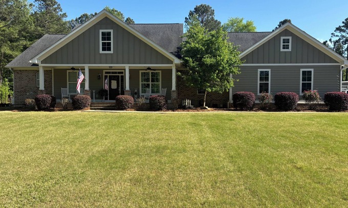 Appling House | “Nice Catch” Spacious 5-bedroom house in peaceful Appling