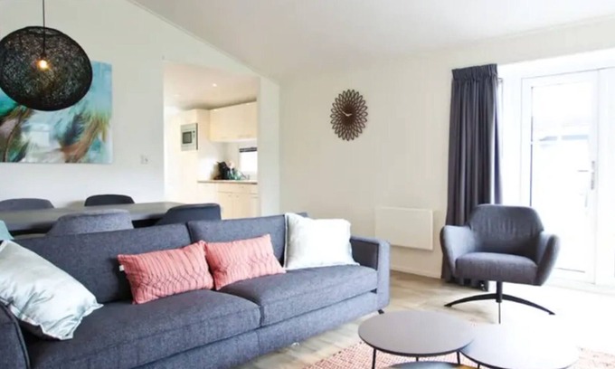 Noordoostelijk van Schaarsbergen Ski Chalet | Nice chalet in a holiday park