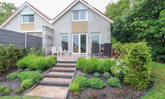 Makkum House | Nice holiday home on the water