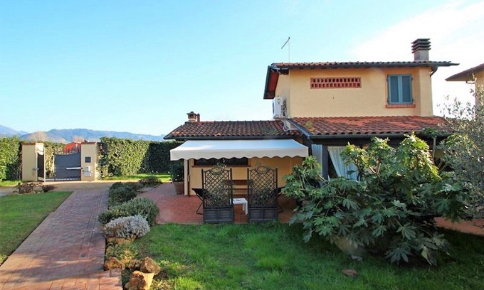 Pietrasanta House | Nice little house near the beach with a nice garden. Air conditioning.