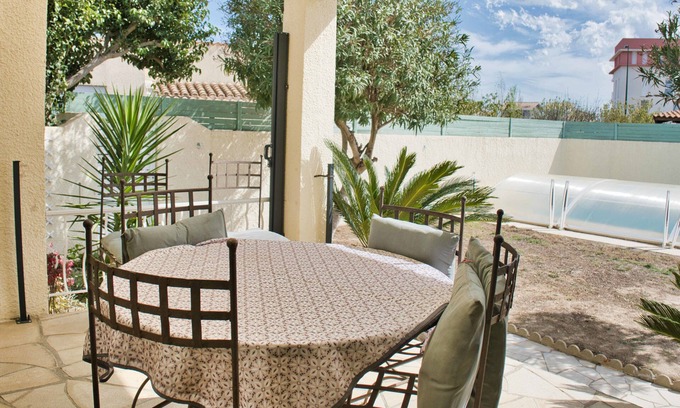 Bompas House | Nice spacious house with garden and swimming pool