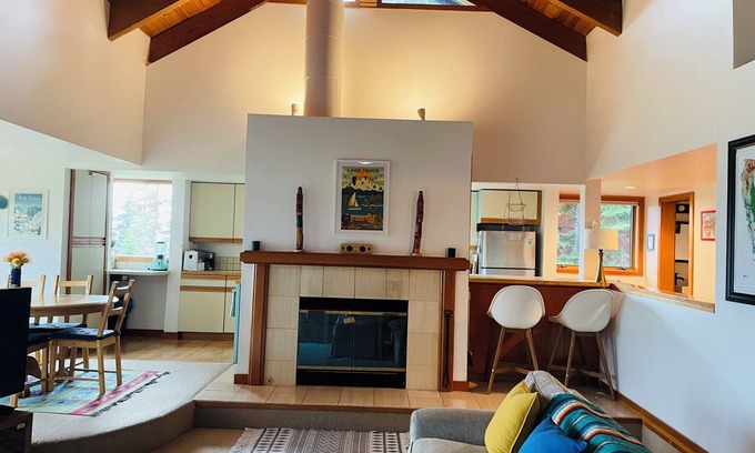 Tahoma Cabin | nnCharming 3-bedroom cabin with fitness room and WiFi in delightful Rubicon bay