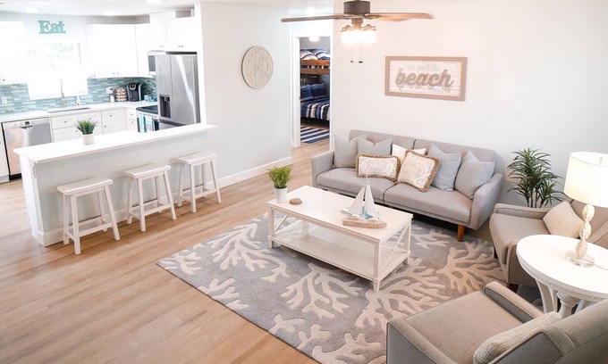Jensen Beach House | nNewly Renovated & Spacious 3BR Family-Friendly Home by Downtown & Beach
