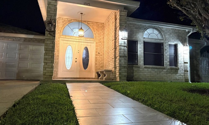 Bonanza House | nNorthLaredo area, close to popular shopping mall, stores and restaurants.