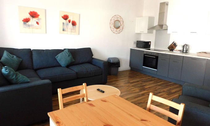 Lanark Apartment | No 1 - 2 bedroom Apartment in Lanark Town Centre