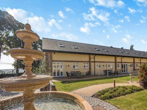 Felton House | No 1 - Sandown Park - Uk47935