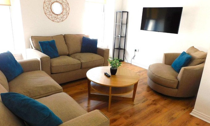 Lanark Apartment | No 5 - Modern 2 bedroom Apartment in Lanark Town Centre