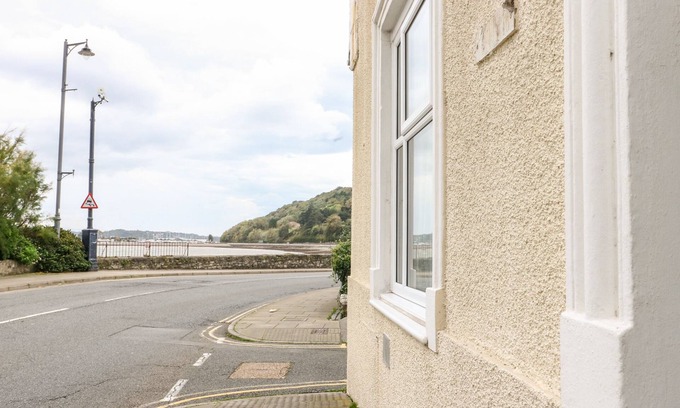 Beaumaris House | NO 62, family friendly, character holiday cottage in Beaumaris