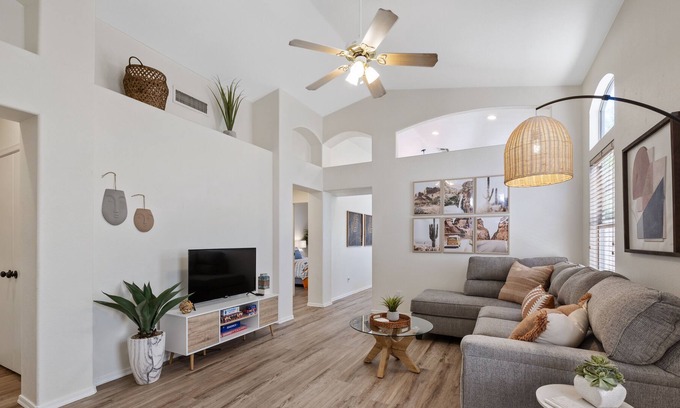 Arrowhead Sunrise House | No Cleaning Fee | Bright, Clean, Stylish