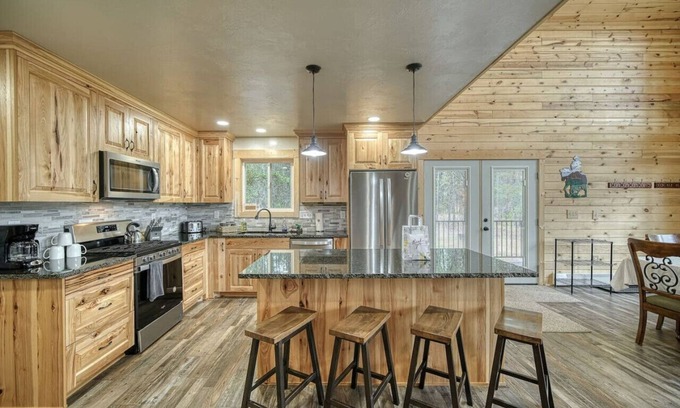 Island Park Cabin | NO CLEANING FEE|Trailer Parking|Kid's Kitchen