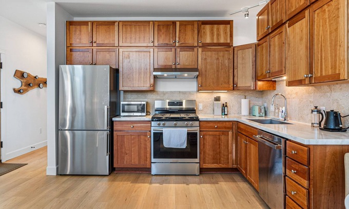North Broadway - Holiday Condo | No Stairs-Bright NoBo ground floor condo in walkable Holiday neighborhood