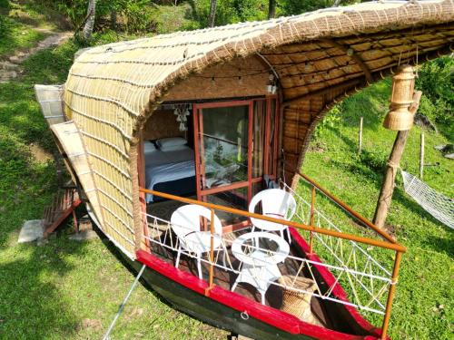Pirmed Bed & Breakfast | Noah's Ark- River Front Boat House Cottage