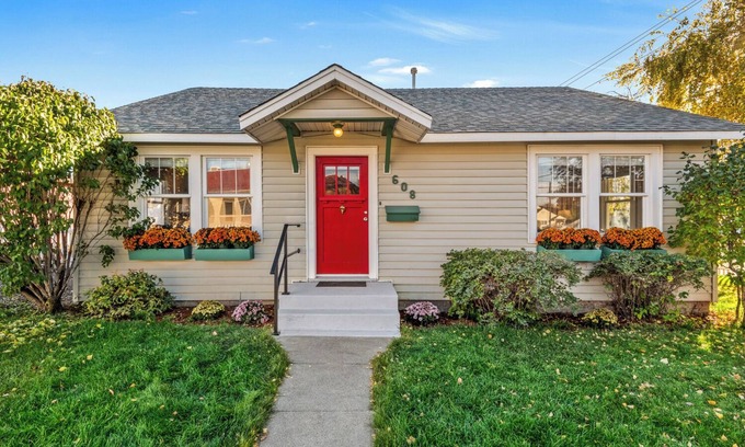 Prineville House | Noble - Charming 1930s 3-bedroom house with WiFi and AC in Prineville