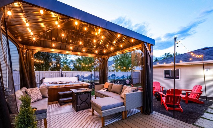 Griesbach House | Nordic Spa Retreat - Hot Tub - King Bed - Firepit - BBQ!