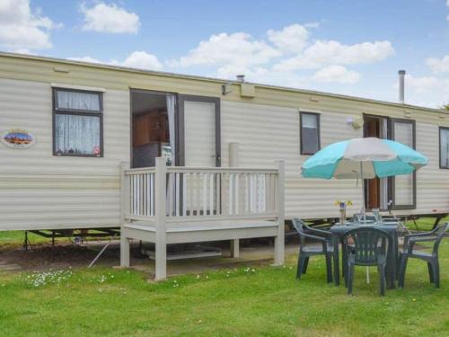 Bacton House | Norfolk Poppy Caravan - Sleeps 4 - WiFi and Sky TV Included