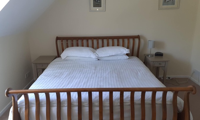 South Cerney Cabin | Norhavn Lodge-Set on the Gated Lakeside Complex with Facilities