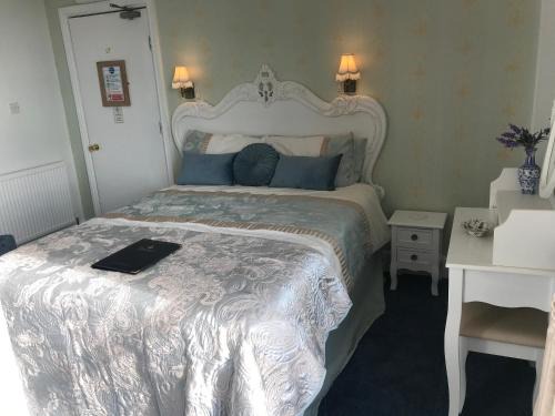 West Cliff House | Norman Guest House with Free Parking