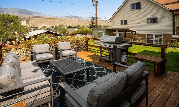 Gardiner House | North Entrance House - Cozy Home Minutes from Yellowstone's North Entrance!