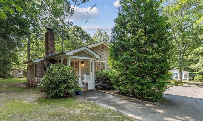 Cutchogue Cottage | North Fork Beach Cottage in Fleets Neck - walk to Beach and close to Vineyards!