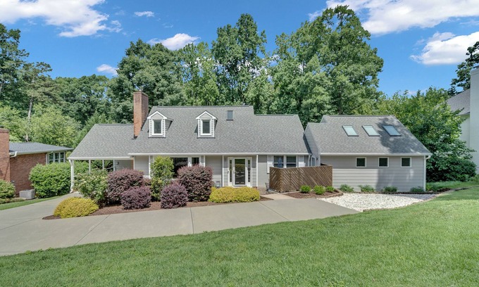 North Hills House | North Hills Home 4 BR/2 BA with attached studio
