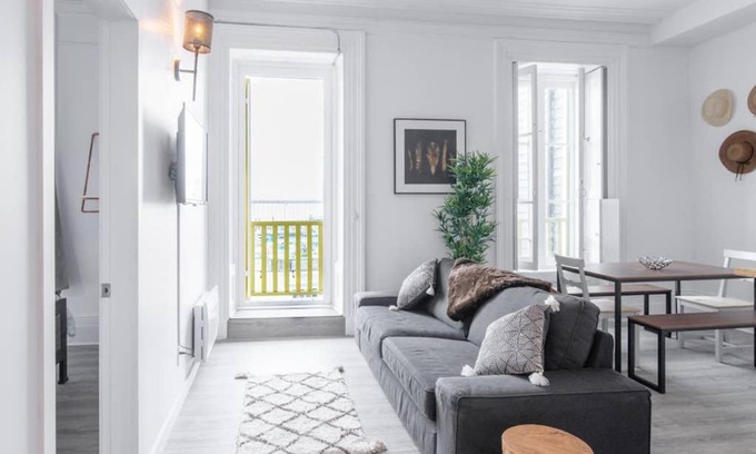 Lower Town Apartment | North House - Manoir des Remparts- Renovated 3 Bedroom Oasis