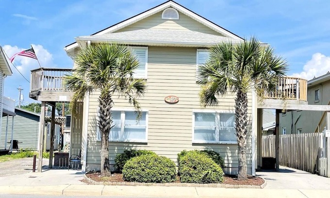 Ocean Drive Apartment | North MB Beautiful studio across from the beach