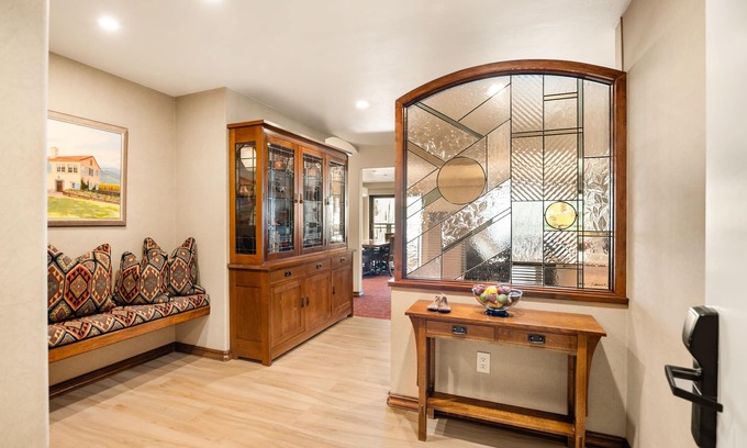 Downtown Condo | North Of Nell, Unit 4b