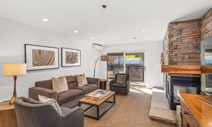 Downtown Condo | North Of Nell, Unit 4d