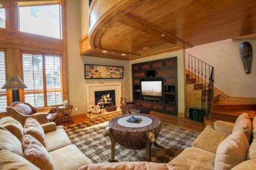 Vail Apartment | Northwoods Steps to Chairlift