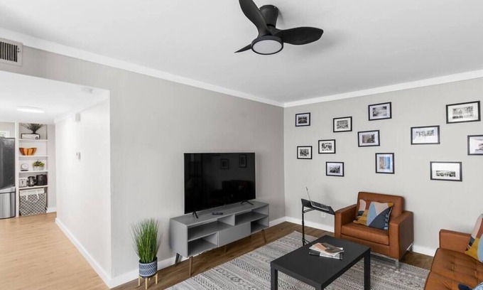 Norwood Apartment | Norwood/Uptown Apt #5, near it all!