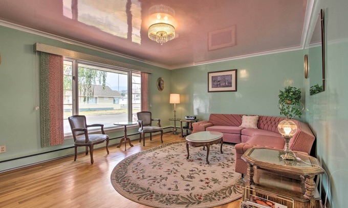 Anaconda House | Nostalgic & Retro Anaconda Home, Walk to Town